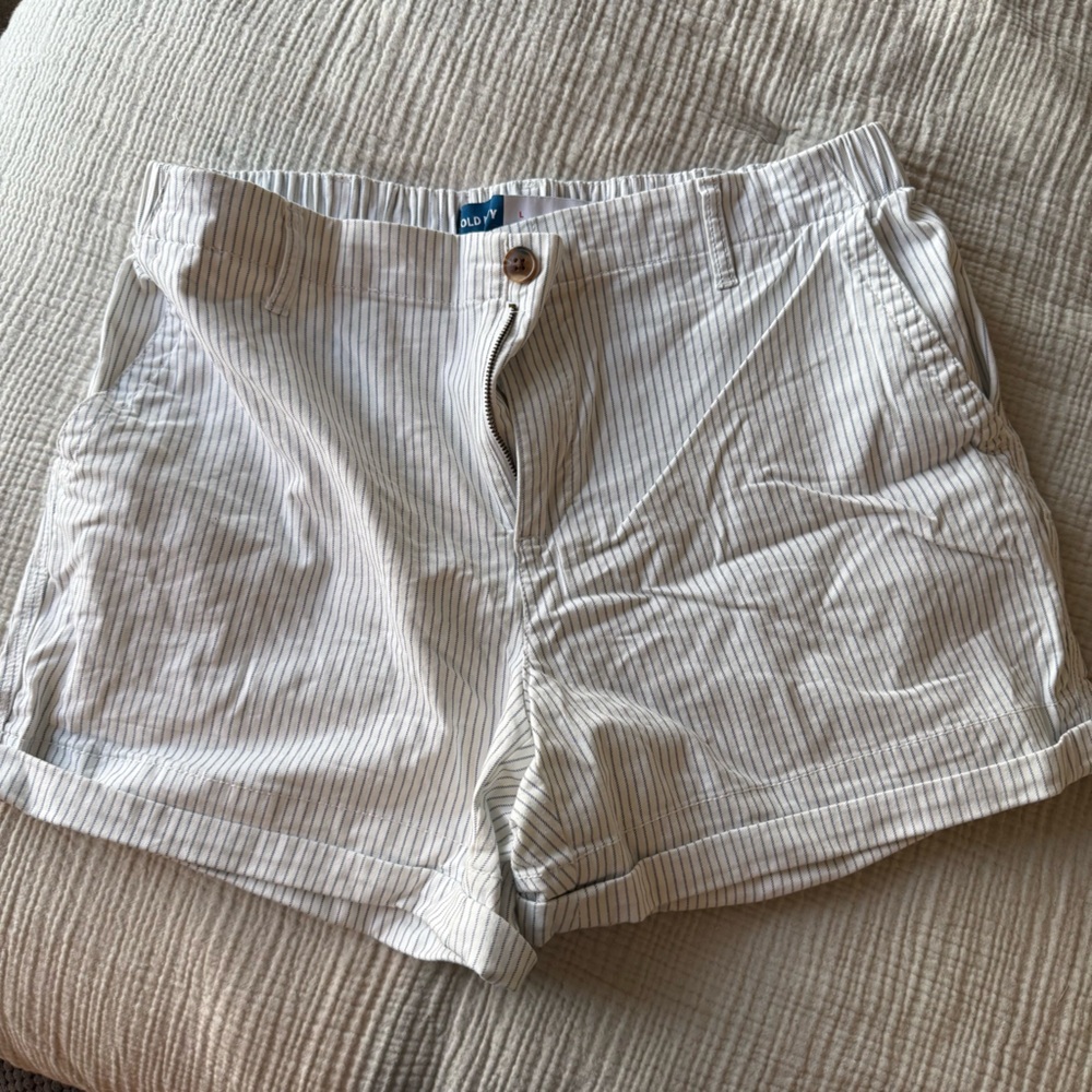 Old Navy Women's Light Gray Striped Shorts